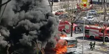 Bus in fiamme a Roma, coinvolto balcone di un palazzo