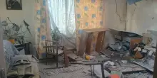 Dentro la casa colpita in Polonia: il salotto polverizzato, il tetto squarciato e il drone che penzola