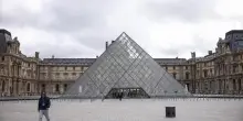 Furto al Louvre: fermati due uomini, uno stava per fuggire all’estero. Farebbero parte della banda dei 4 ladri