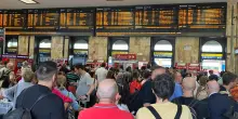 Odissea treni oggi: fino a 2 ore di ritardi per Alta velocità, Intercity e Regionali. Cosa succede
