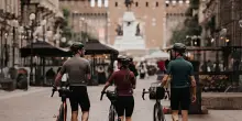 Da Milano a Cortina sulle due ruote tra cultura e sapori