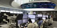 Borse asiatiche chiudono deboli, dollaro in calo e Fed sotto osservazione