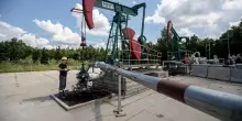 Prezzo del petrolio in rialzo, Wti a 65,5 dollari