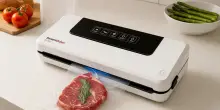 Macchina compatta e multifunzione: mette sotto vuoto, conserva e protegge il cibo (in offerta a tempo)