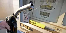 Benzina, lieve assestamento al rialzo, verde self a 1,756 euro