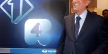 Emilio Fede, gli anni d’oro a Mediaset: stipendio da 27mila euro al mese, due autisti, la casa a Milano 2. Poi la caduta