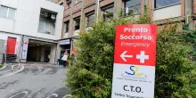 Incendio in una palazzina del Torinese, morta 28enne