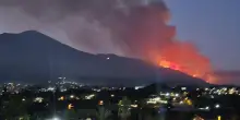Brucia ancora il parco del Vesuvio. In centinaia dormono in strada