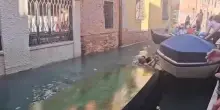Gondola si ribalta, turisti in acqua in un canale di Venezia