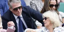 Wimbledon, Hugh Grant mattatore nel royal box: intrattiene anche la regina Camilla