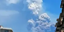 Eruzione Etna: esplosioni stromboliane e colata lavica verso Valle del Bove