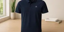 Con questa polo di Calvin Klein sarai sempre al top, sia sul lavoro che nelle serate casual (ed è scontatissima)