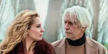 Due fidanzati in fuga nella villa dei misteri. Il “thriller d’attori“ firmato Elisabetta Sgarbi