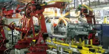 Mercato delle auto ancora in calo, segno positivo per Stellantis