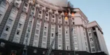 Ucraina, maxi attacco con droni nella notte: morti e feriti. Colpito palazzo del governo a Kiev