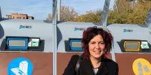Abiti usati, ma perché i cassonetti sono sempre pieni?