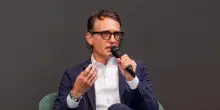 Se gli occhiali aiutano a sentire. EssiLux investe in innovazione