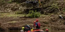 Alluvione in Texas, il numero dei morti continua a salire: almeno 111. Si cercano 159 dispersi. Venerdì Trump arriverà con Melania