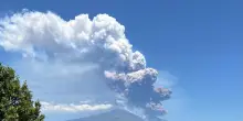 Etna in eruzione, collassa parte del cratere Sud-Est. Una nube di cenere alta alcuni chilometri