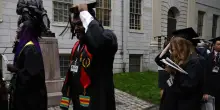 Trump vieta i visti per gli studenti stranieri ad Harvard