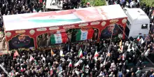 Esplosioni a Teheran, contraerea in azione. Folla per l’addio ai ‘martiri’ della guerra di 12 giorni con Israele. Trump: “30 miliardi all’Iran? Una bufala”