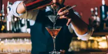World Gin Day 2025: storia e curiosità del celebre distillato al ginepro