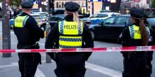 Auto su folla in Baviera, ferite moglie e figlia del conducente