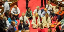 Protesta dei senatori Pd, M5s e Avs contro il decreto sicurezza al Senato
