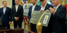 Trump vede la Coppa del Mondo: “Posso tenerla con me?”. Poi scherza su Putin: “Vorrebbe tanto esserci”