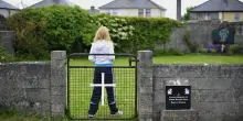 La fossa comune degli 800 neonati figli di donne single, l’Irlanda fa i conti con il suo passato