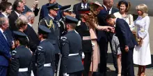 Macron ignorato da Brigitte a Windsor. Ma il baciamano a Kate e l’occhio rosso di Re Carlo rubano la scena