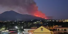 Vesuvio divorato dal fuoco. Task force al lavoro. L’ombra della camorra