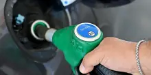 Prezzi carburanti in calo: benzina self service a 1,705 euro al litro, diesel a 1,598