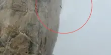Alpinista appeso su parete Monte Bianco, ora il recupero