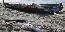 Il naufragio con 94 morti a Cutro effetto di “negligenze” e “regole di ingaggio” ignorate: l’accusa a Finanza e Guardia Costiera