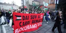 Corteo pro Pal a Torino: "Blocchiamo tutto". Cariche, fumogeni e feriti
