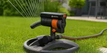 Giardino sempre verde e senza sprechi con l'irrigatore oscillante: è in offerta su Amazon
