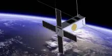 Internet dallo spazio, da Starlink a Iris²: costi, vantaggi e sostenibilità delle mega-costellazioni di satelliti