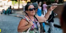 La guida turistica Giovanna Maria Giammarino morta durante la visita al Colosseo. Giuli: “Spegniamo le luci del monumento”
