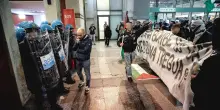 Torino, Pro Pal tentano ingresso a Porta Susa con sassi e bottiglie