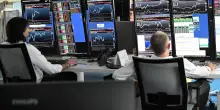 Borsa di Milano in calo: Eni e banche trascinano Piazza Affari, spread stabile