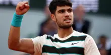 Epica rimonta su Sinner, Alcaraz vince il Roland Garros