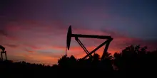 Il petrolio è in calo, Wti perde lo 0,34% a 65,37 dollari