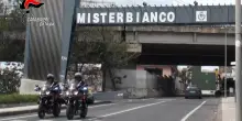 Bambina lanciata dal balcone dalla madre, morta