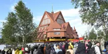Chiesa storica spostata intera su strada per 5 km in Svezia