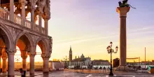 Turisti ebrei presi a schiaffi a Venezia. In dieci contro la coppia, uno ha aizzato il rottweiler