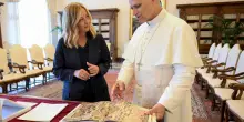 Meloni dal Papa: “Ora la pace”. Primo incontro ufficiale in Vaticano, l’impegno per la tregua in Ucraina