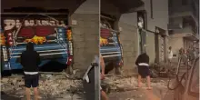 Boato a Ostia, bomba carta esplode davanti alla palestra di Gianni Di Napoli. “Scene di guerra”