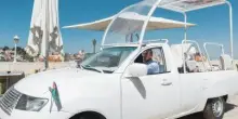 La papamobile diventa una mini clinica per i bimbi palestinesi. Caos saccheggi a Gaza