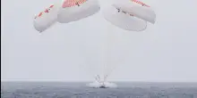 Space X, lo spettacolare ammaraggio della navicella Dragon. La capsula con 4 astronauti paracadutata nell’oceano Pacifico